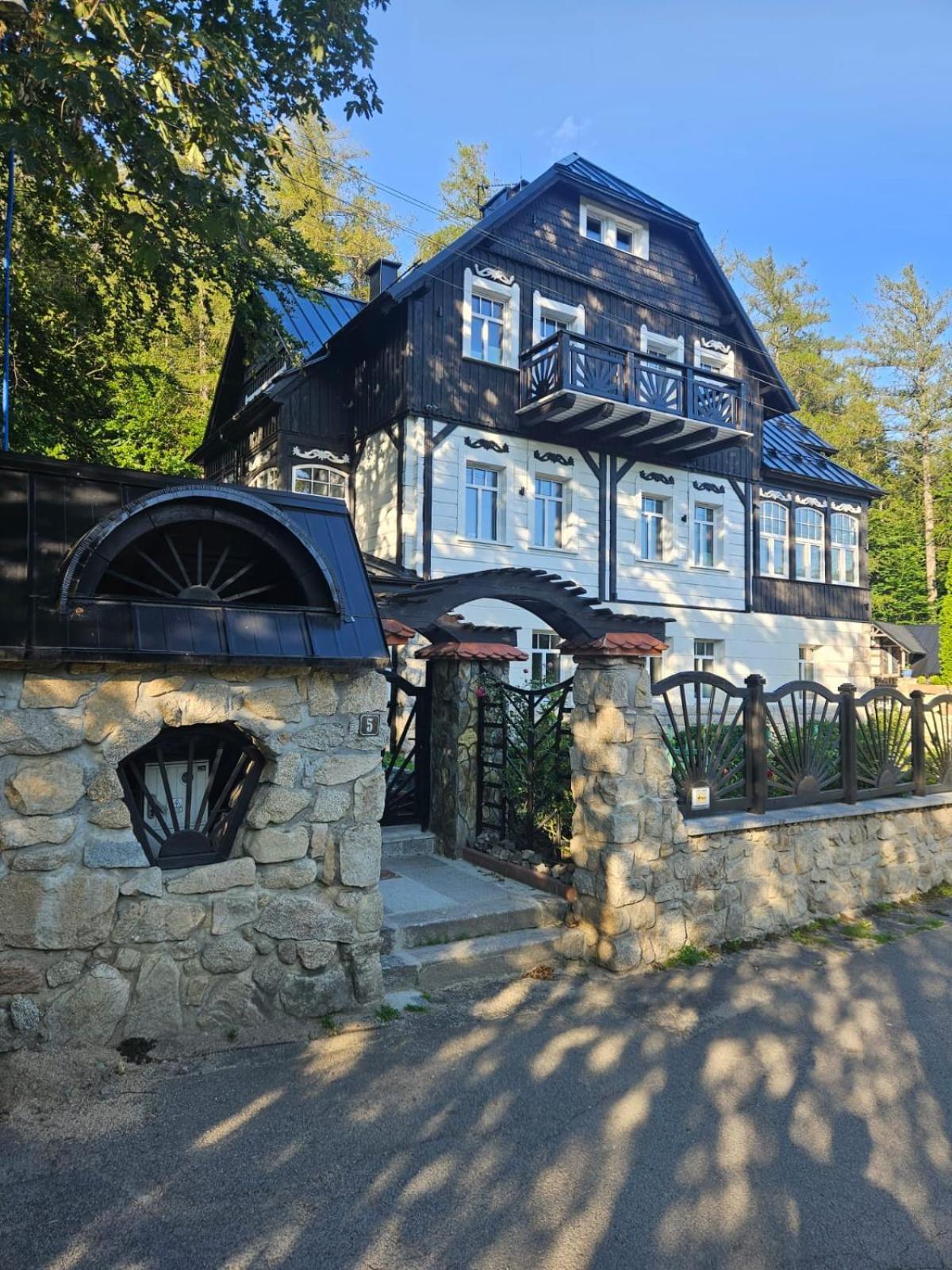 Residence Zielono Mi シクラルスカ・ポレンバ エクステリア 写真